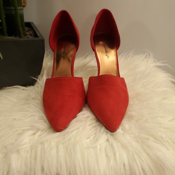 Breckelle's Megan 21 Red Faux Suede Pointed Toe Pumps 8 - Picture 2 of 8